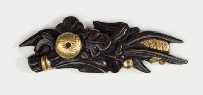 Menuki, eller greb ornament, i form af et blomsterarrangement (kobber-guld legering med forgyldning) af Japanese School