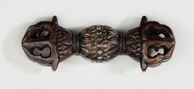 Menuki, eller greb ornament, i form af en vajra, et buddhistisk tordenbolt-symbol (kobber-guld legering med forgyldning) af Japanese School
