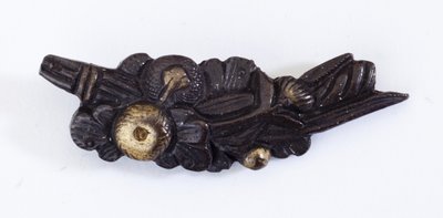 Menuki, eller greb ornament, i form af et blomsterarrangement (kobber-guld legering med forgyldning) af Japanese School