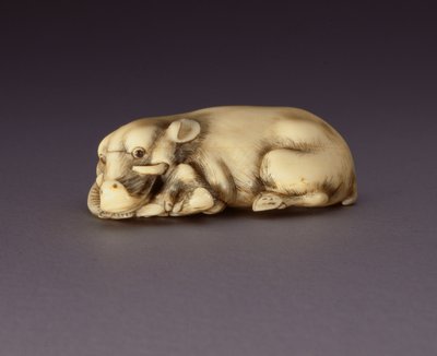 Netsuke forestillende en liggende orne, ca. 1750-80 (narwahl horn) (se også 210190) af Japanese School