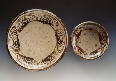 Tallerkener dekoreret med umanomezara (cirkler med hesteøjemønster), slutningen af det 18. århundrede - begyndelsen af det 19. århundrede, emalje stentøj, produceret i Seto, diameter 21,5 cm og 34,5 cm, japansk civilisation, Edo-perioden. af Japanese School