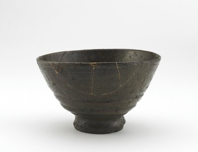 Rakuzan ware teskål i Kugibori Irabo stil, tidligt 1700-tal (stentøj med askeglasur, guldlakreparationer) af Japanese School