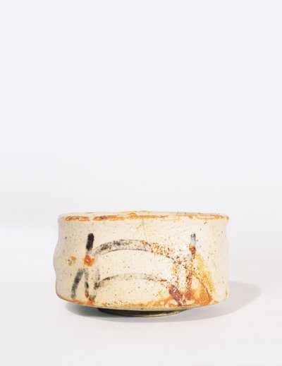 Shino Chawan teskål med lav fodring, Momoyama Period (glaseret stentøj) af Japanese School