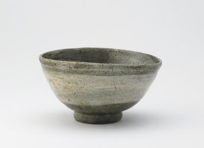Teskål, hakeme type, Edo-periode, 18.-midten af 1800-tallet (stentøj med børstet hvid slip under klar glasur) af Japanese School