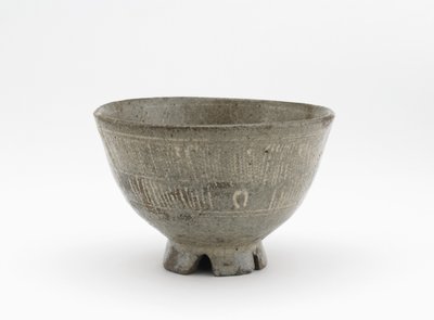 Teskål i mishima-stil, Saga-præfekturet, Edo-perioden, begyndelsen af 1600-tallet (stentøj med påtrykte og indskårne designs indlagt med hvid slip) af Japanese School