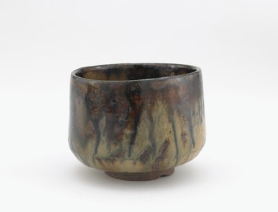 Teskål ved navn Ochiba (faldne blade) Fukuoka eller Kumamoto præfektur, Edo-periode, begyndelsen af det 17. århundrede (stentøj med jern, ris-halm-aske og træ-aske glasurer) af Japanese School