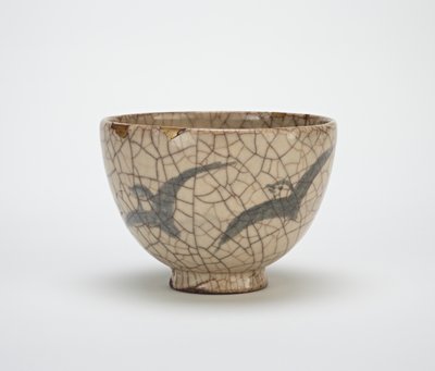 Teskål med design af plovere, Kyoto-relateret service, midten af 1800-tallet (stentøj med koboltdekoration under krakeleret glasur) af Japanese School