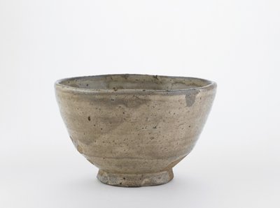 Teskål med tilsigtet kant, Hagi, Yamaguchi præfektur, Edo-periode (stentøj med hvid slip under træ-aske glasur) af Japanese School