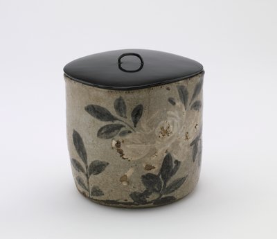 Teceremoni-vandkrukke, Edo-periode, slutningen af det 18.-midten af det 19. århundrede (stentøj med hvid slip og jernpigment under feldspatisk glasur) af Japanese School