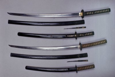 Top: en katana, japansk sværd og dens skede, wakizashi, japansk kort sværd i skeden, lille Kokatawa-dolk opbevares i den samme skede. alle tre er fra 1700-tallet. de nederste er fra 1600-tallet. af Japanese School