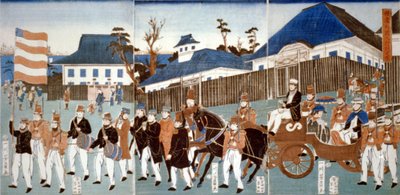 Triptykon, der viser en parade af udlændinge, Yokohama, i en hestetrukket åben vogn og ledet af en mand med stjerner og striber og et militærorkester, 1861. Utagawa Yoshigawa (aktiv 1850-1870) japansk ukiyo-e kunstner. af Japanese School