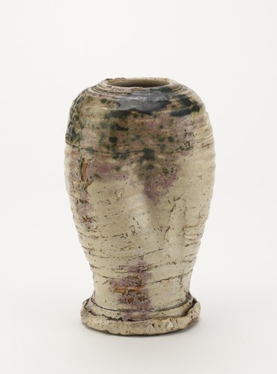 Vase i Oribe-stil, sandsynligvis Seto ware 1800-80 (stentøj med feldspatisk glasur og kobbergrøn glasur (delvist fejltændt til rød)) af Japanese School