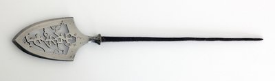 Yanone (pilespids) af flad type (hirane), med gennembrudt design af tegn, der betyder bjerg, sten og vand (stål) af Japanese School