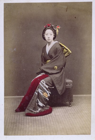 Ung pige i en kimono, ca. 1860-70 (håndfarvet foto) af Japanese School
