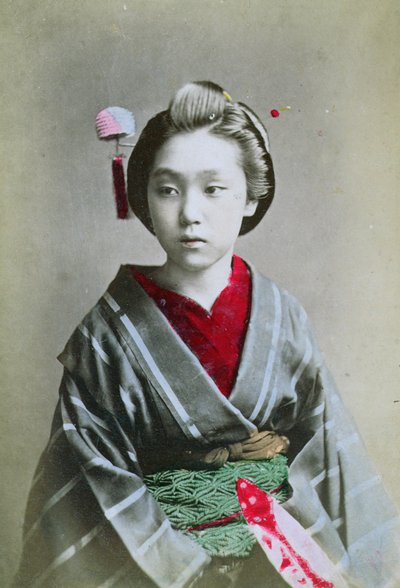 Ung pige i en kimono, ca. 1860-70 (håndfarvet foto) af Japanese School