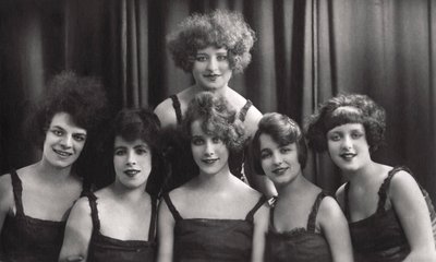 En danse- eller teatergruppe, c1900-1929. af Jerome Ltd