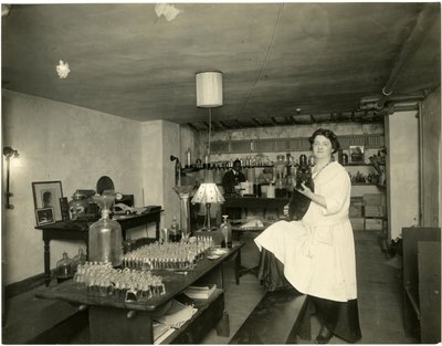 Ann Haviland, parfumør, ca. 1915-28 af Jessie Tarbox Beals