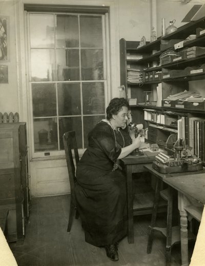 Beals i hendes studie, ca. 1912-18 (foto af gelatinesølv) af Jessie Tarbox Beals