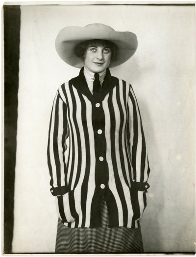 Blazertrøje & filthat, Forsythe, ca. 1905-18 (foto af gelatinesølv) af Jessie Tarbox Beals