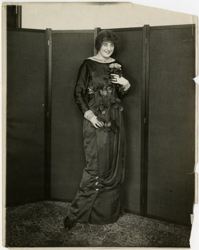 Kjole, draperet, gimbels, ca. 1905-18 (foto af gelatine sølv) af Jessie Tarbox Beals