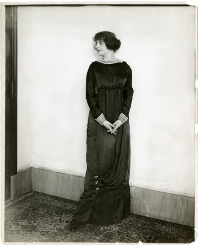 Kjole, draperet, gimbels, ca. 1905-18 (foto af gelatine sølv) af Jessie Tarbox Beals