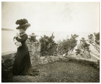 Ella Wheeler Wilcox ved Sound Beach, Conn, ca. 1905-11 (foto af gelatinesølv) af Jessie Tarbox Beals