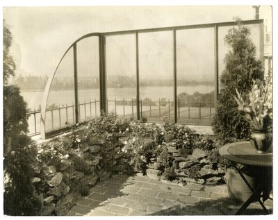 Fru Regina Jais have, ca. 1936-37 (foto af gelatinesølv) af Jessie Tarbox Beals