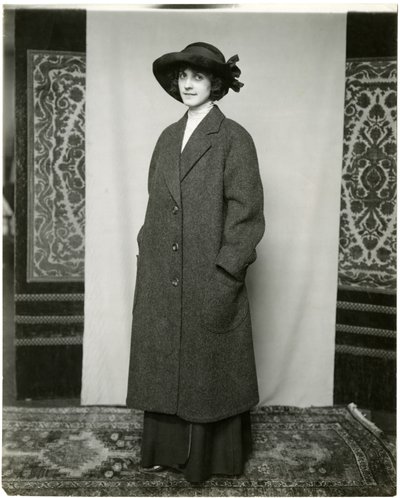 Grå frakke, Arnold & Constable, ca. 1905-18 (foto af gelatinesølv) af Jessie Tarbox Beals