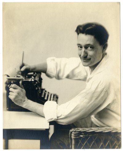 Henry Oyen ved skrivemaskine, ca. 1905-21 af Jessie Tarbox Beals