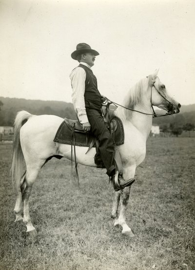 Homer Davenport tegneserieskaber på sin arabiske hest, ca. 1905-12 (gelatine sølv foto) af Jessie Tarbox Beals