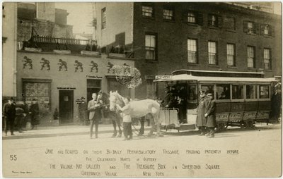 Jane og Howard på deres daglige perambulatoriske passage, der tålmodigt står foran det berømte gavemarked The Village Art Gallery og The Treasure Box på Sheridan Square, Greenwich Village, New York, USA af Jessie Tarbox Beals