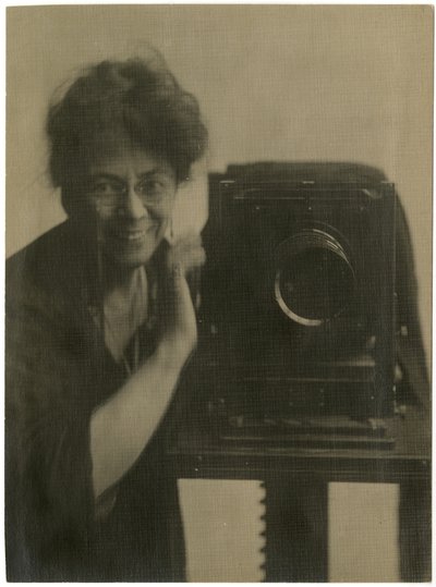 Jessie Tarbox Beals, selvportræt med kamera, ca. 1918-20 (foto af gelatinesølv) af Jessie Tarbox Beals