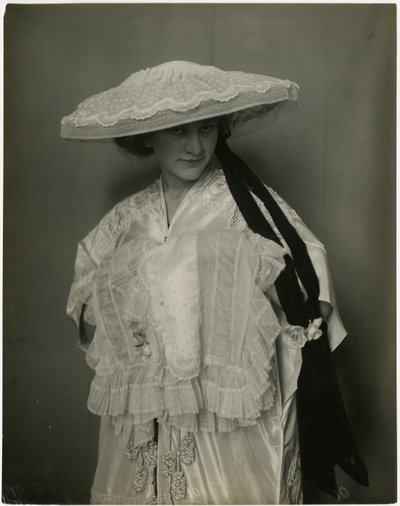 Jumble Bros ?, Lingerihat og muffe, ca. 1905-11 (foto af gelatinesølv) af Jessie Tarbox Beals