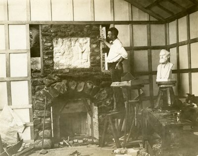 Karl Bitter (billedhugger) bygger selv sin pejs, ca. 1905-15 (foto af gelatinesølv) af Jessie Tarbox Beals