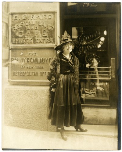 Madam Girard af NY, berømt downtown restaurant 92 William St, 1910 af Jessie Tarbox Beals