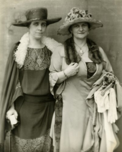 Fru Coolidge og hendes veninde, fru Frances Parkinson Keyes, 1924 af Jessie Tarbox Beals