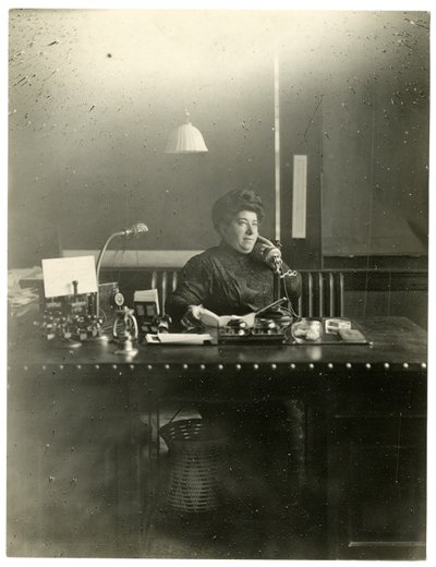 Ms Chas Netcher fra Chicago, ejer af en af de største butikker The Boston Store der. Hun er nu gift igen, find hendes navneændring Mollie Alpiner Netcher Newbury, ca. 1905-18 (foto af gelatinesølv) af Jessie Tarbox Beals