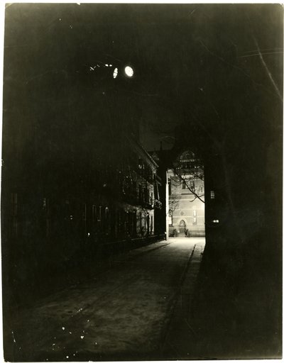 Patchin Place om natten, Greenwich Village, New York, USA, ca. 1905-20 (gelatine-sølvfoto) af Jessie Tarbox Beals