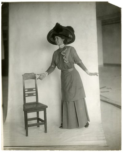 "Vær venlig at sidde" Korrekt balance af ben, kropsarme og hænder, ca. 1905-18 (foto af gelatinesølv) af Jessie Tarbox Beals