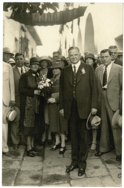 Præsident Hoover - Fru Hoover holder buket, ca. 1928-32 af Jessie Tarbox Beals
