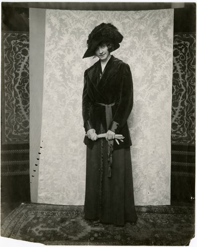 Rød fløjlsdragt med plisseret nederdel med harmonika, Arnold & Constable, ca. 1905-18 (foto af gelatinesølv) af Jessie Tarbox Beals