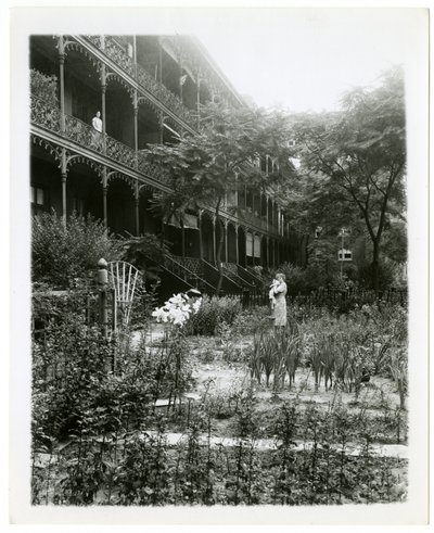 Rhinelander House gardens, W 11th St, Greenwich Village, New York, USA, ca. 1905-38 (foto af gelatinesølv) af Jessie Tarbox Beals