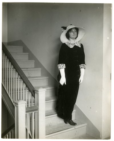 Den rigtige vej ned ad trappen, ca. 1905-18 (foto af gelatinesølv) af Jessie Tarbox Beals