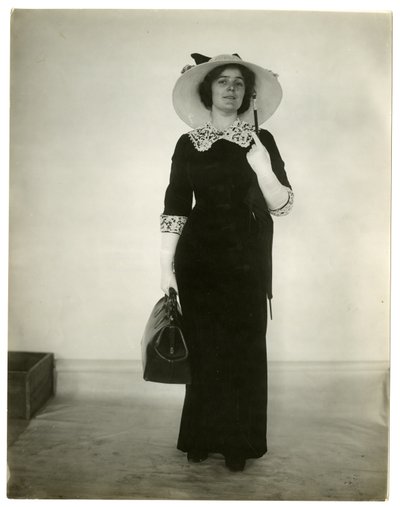 Den rigtige måde at bære taske og paraply på, ca. 1905-18 af Jessie Tarbox Beals