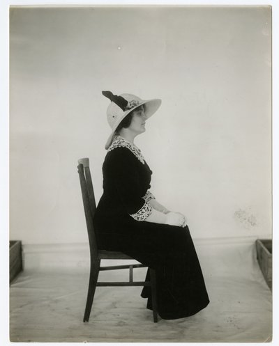 Den rigtige måde at sidde på en stol, ca. 1905-18 (foto af gelatinesølv) af Jessie Tarbox Beals
