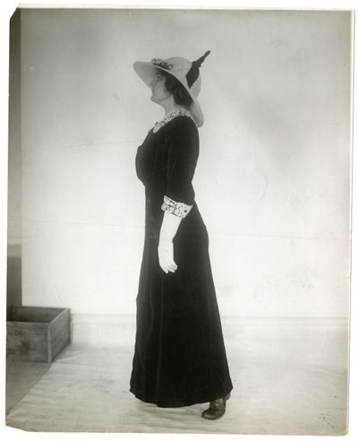 Den rigtige måde at stå på, når man går, ca. 1905-18 (foto af gelatinesølv) af Jessie Tarbox Beals