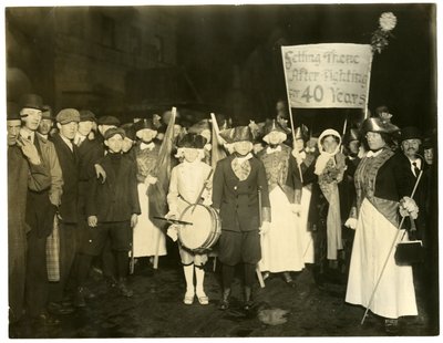 Suffrage Parade, Greenwich Village, New York, USA, ca. 1915-18 (foto af gelatinesølv) af Jessie Tarbox Beals