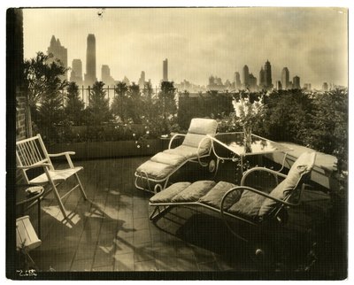 Alice Woodward Rhinehardts terrasse, 400 E 52 St, ca. 1936-37 (gelatinsølvfoto) af Jessie Tarbox Beals