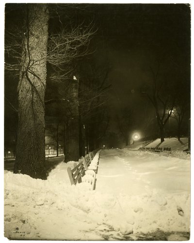 The Mall at night, Boston, Mass, USA, ca. 1902-10 (foto af gelatinesølv) af Jessie Tarbox Beals
