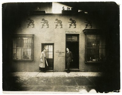 "The Treasure Box" en af de smukkeste butikker i landsbyen Dens dekorationer er forslag fra piraten Captain Kidd af Jessie Tarbox Beals